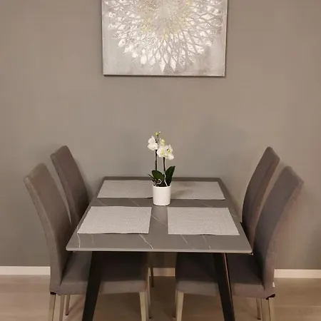 Maggiore Waterfront Retreat - Walking Distance To Everything Apartment