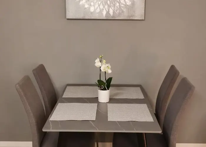 Maggiore Waterfront Retreat - Walking Distance To Everything Apartament