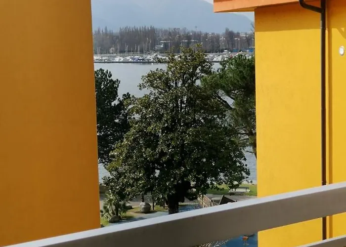 Maggiore Waterfront Retreat - Walking Distance To Everything Apartment